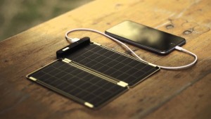 Решить проблему с помощью солнечных батарей, благодаря которым смарт-часы сами будут заряжаться 