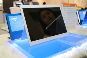  SurBook Mini выполнен по технологии IPS 