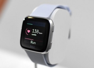 Смарт-часы Fitbit Versa получили стильный корпус из алюминия