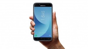 Безрамочный Samsung Galaxy J6 засветился на живых фото