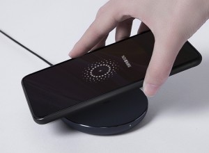 Xiaomi Mi Wireless Charger стоит 10 баксов