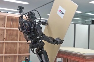 Первый в мире строительный робот