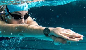 Часы Lenovo Watch S можно использовать во время занятий водными видами спорта