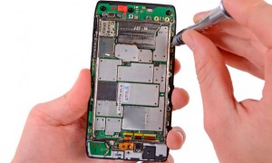Motorola и iFixit запускают официальные комплекты для ремонта телефонов
