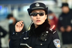 Полицейские Китая носят смарт-очки