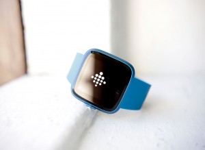 Новые смарт часы Versa Lite от компании Fitbit