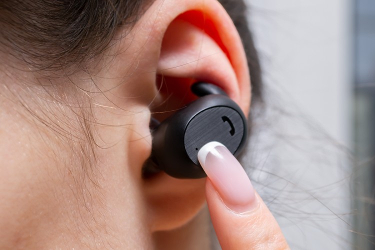 Как правильно вставлять беспроводные наушники в уши чтобы не выпадали фото