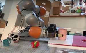 Исследователи лаборатории MIT учат роботов взаимодействовать с предметами