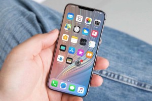 Apple работает над компактным телефоном iPhone XE