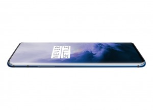 Флагман OnePlus 7 Pro запечатлели в руках у пользователя