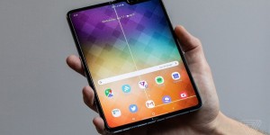 Гибкий смартфон Samsung Galaxy Fold снова задерживается 