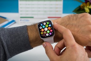 Будущие Apple Watch могут получить независимую камеру