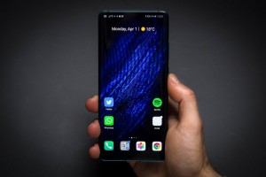 Huawei также разрабатывает телефон с селфи-камерой под дисплеем