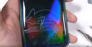 Пластиковый Samsung Galaxy A50 испытали на прочность