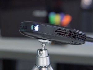 CIRQ — миниатюрный Full HD проектор