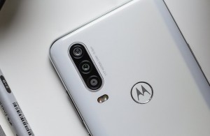 Смартфон Motorola One Action с тройной камерой представлен в России