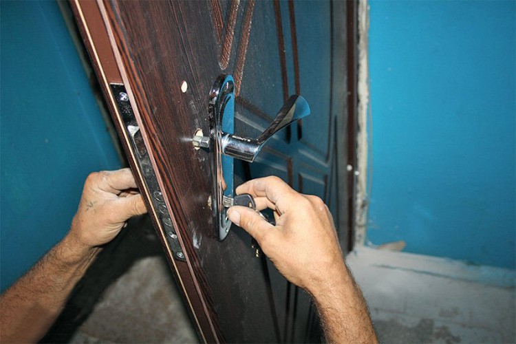 как отремонтировать дверь