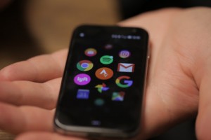 Крошечный смартфон Palm PVG100 оценен в 30 тысяч рублей