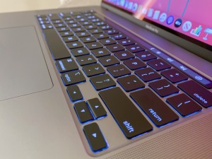 Apple трудится над клавиатурой с датчиками света 