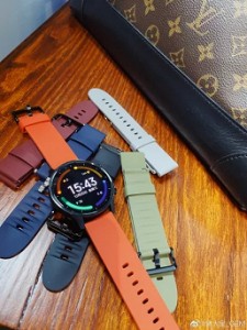 Умные часы  Xiaomi Watch Color позируют на живых фото с ремешками 