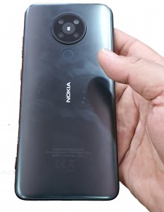 Смартфон Nokia 5.2 за $180 позирует на фото 