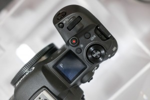 Топовую камеру Canon EOS R5 показали на фото