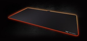Thermaltake выпустила огромный игровой коврик M900 XXL RGB