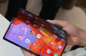 Складной смартфон Huawei Mate X2 засветился на живом фото
