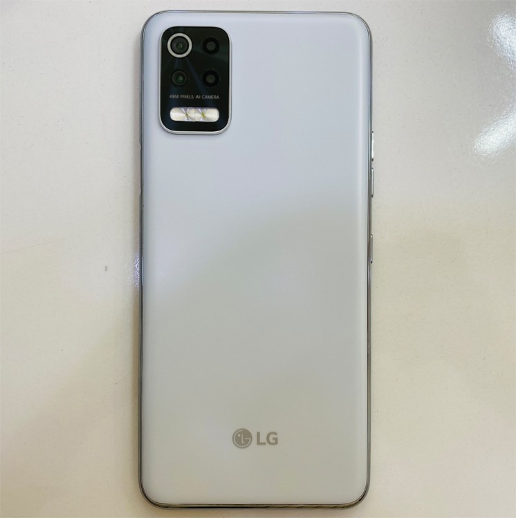 Смартфон LG Q52 получит крупную квадрокамеру. Фото - MegaObzor