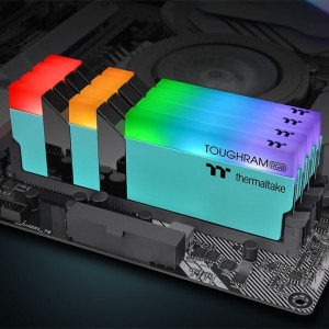 Представлена память Thermaltake ToughRAM RGB DDR4 в бирюзовом исполнении