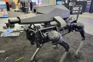 В США создали робота-пса с пулемётом для военных