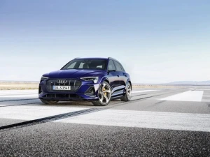 Audi e-tron получает расширенный ассортимент обновления ПО