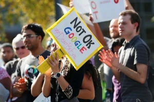 Сотрудники Google подали в суд за лозунг 