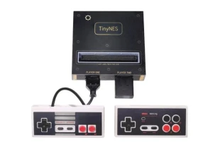 Игровая приставка TinyNES воспроизводит оригинальные картриджи Nintendo