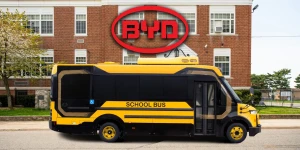 BYD представила компактный электрический школьный автобус с запасом хода до 255 км