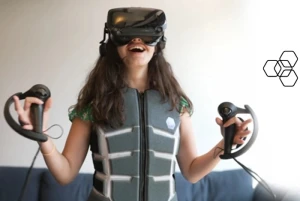 Тактильный жилет Skinetic VR оснащен моторчиками со звуковой катушкой