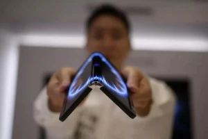 LG разработала складное OLED-устройство, которое можно раскладывать на 360 градусов