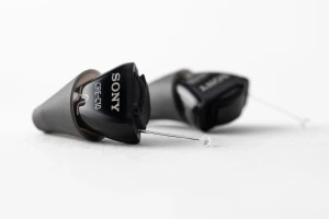 Sony представила уникальные в своём роде слуховые аппараты CRE-C10
