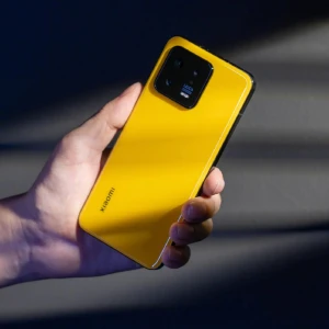 Xiaomi 13 в желтой расцветке показали на фото 