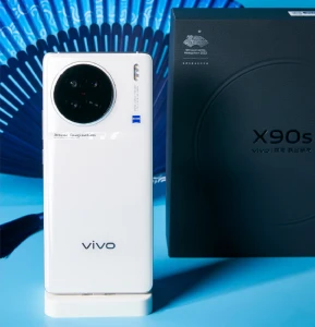 Флагман Vivo X90s показали на официальном фото 