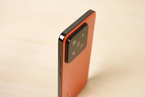 Xiaomi 14 в расцветках Xiaomi Car SU7 показали на фото