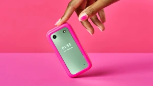 Раскладушку HMD Barbie Phone оценили в 130 евро 