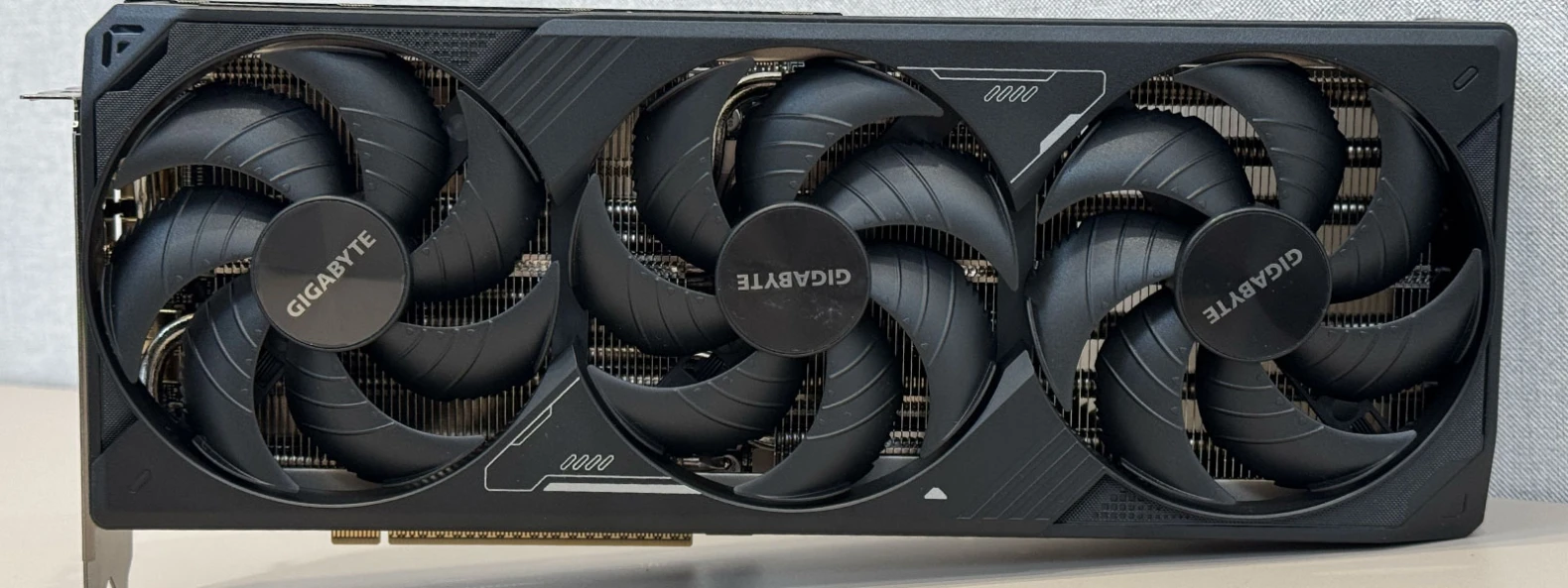 RTX 5080 WINDFORCE OC SFF 16G обзор и тесты видеокарты - MegaObzor