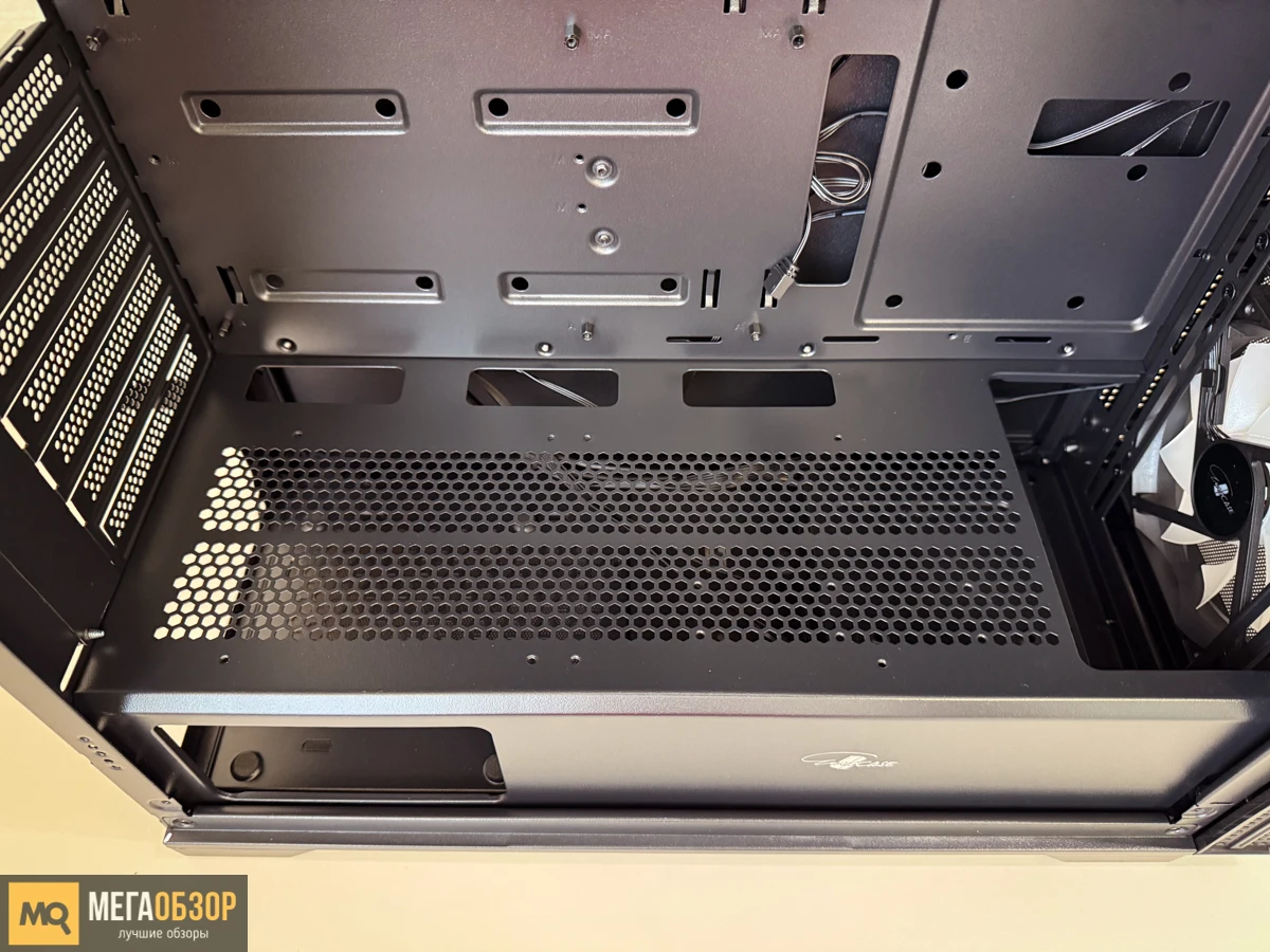 EUROCASE M9 PLUS внутренняя часть
