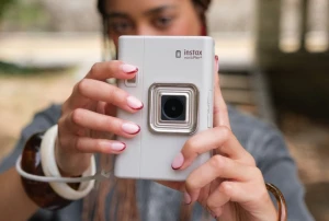 Fujifilm выпустила селфи-камеру с мгновенной печатью