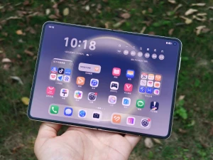 Смартфон Huawei Pura X Max показали на живых фото 