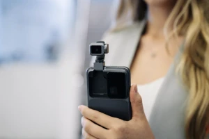 HONOR показала в Москве прототип Robot Phone с роботизированной AI-камерой