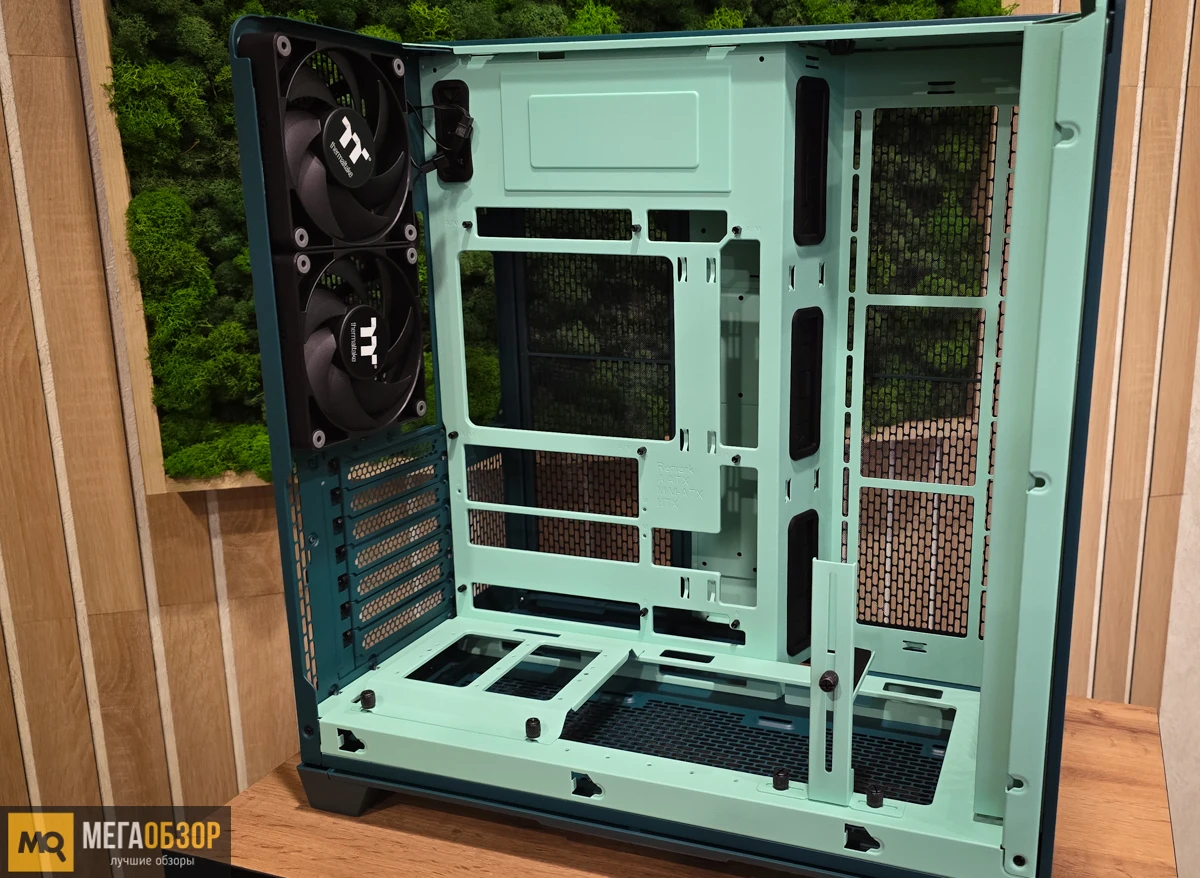 внутренняя часть Thermaltake View 390 Air