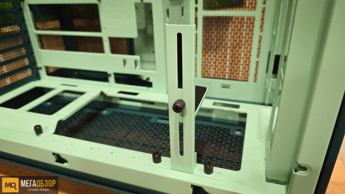 внутренняя часть Thermaltake View 390 Air