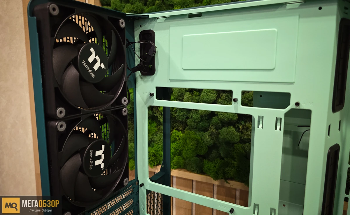 внутренняя часть Thermaltake View 390 Air